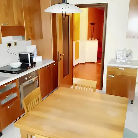 アパート Pleasant With Balcony In 68 M² + Garden *