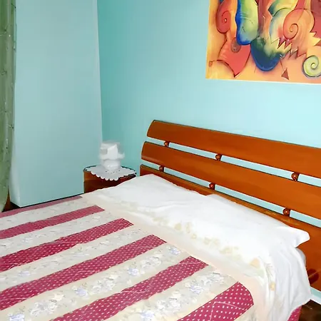 Pleasant With Balcony In 68 M² + Garden アパート