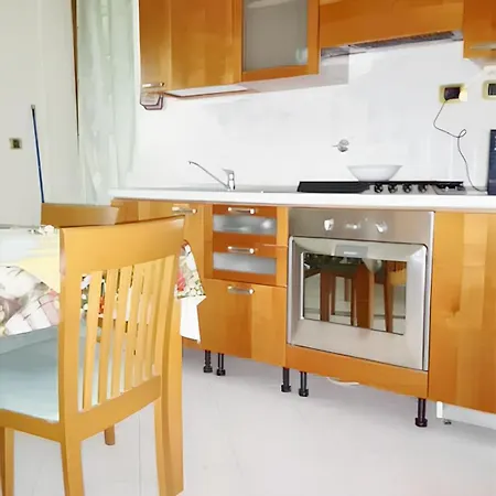 Pleasant With Balcony In 68 M² + Garden アパート *