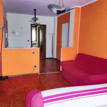 Pleasant With Balcony In 68 M² + Garden アパート
